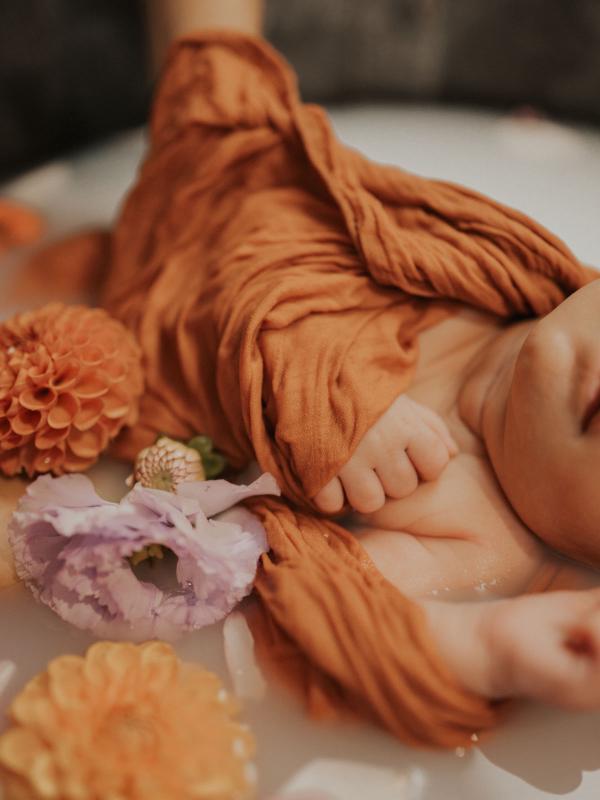 Emma Gli | Séance bain fleuri nouveau-né